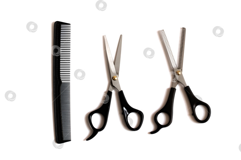 Скачать Профессиональные парикмахерские ножницы и расческа, выделенные на белом фоне фотосток Ozero