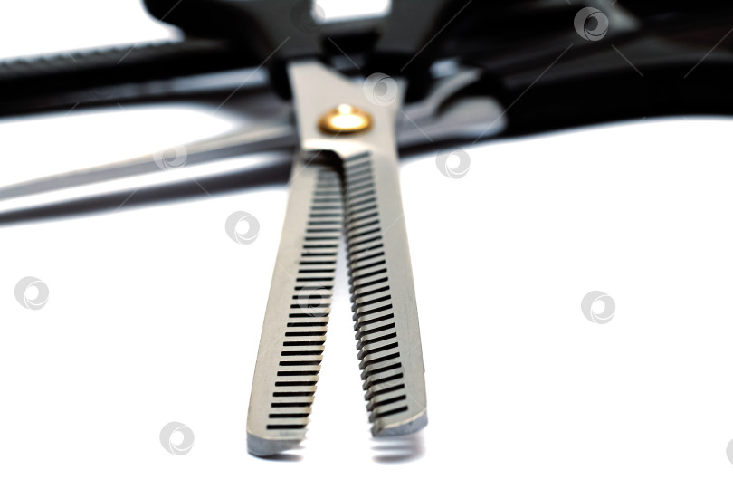 Скачать Профессиональные парикмахерские ножницы, выделенные на белом фоне фотосток Ozero