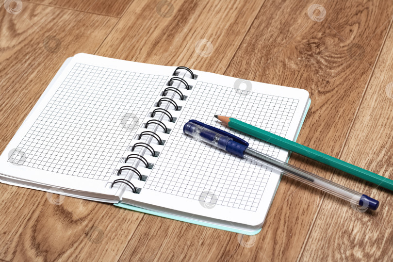 Скачать Открытый блокнот, ручка и карандаш крупным планом фотосток Ozero