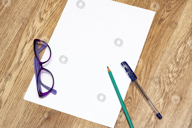 Скачать Чистый лист, очки, ручка и карандаш крупным планом фотосток Ozero