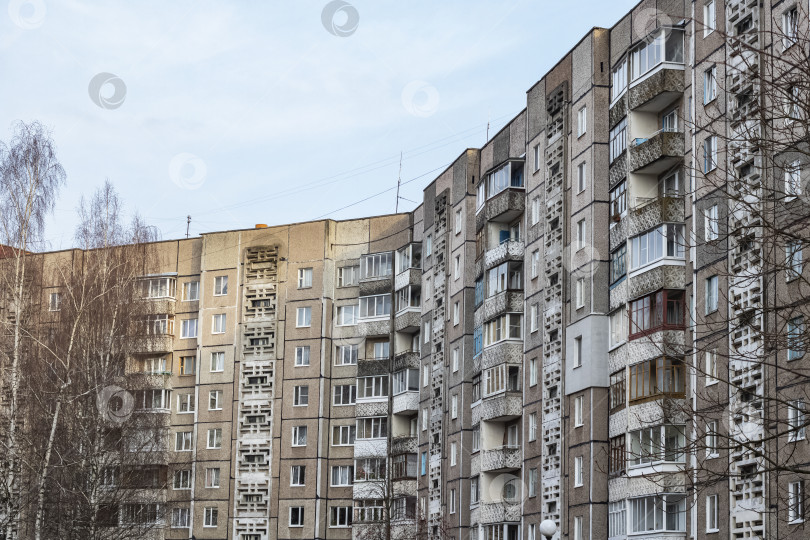 Скачать Старый высокий многоквартирный дом и голубое небо фотосток Ozero