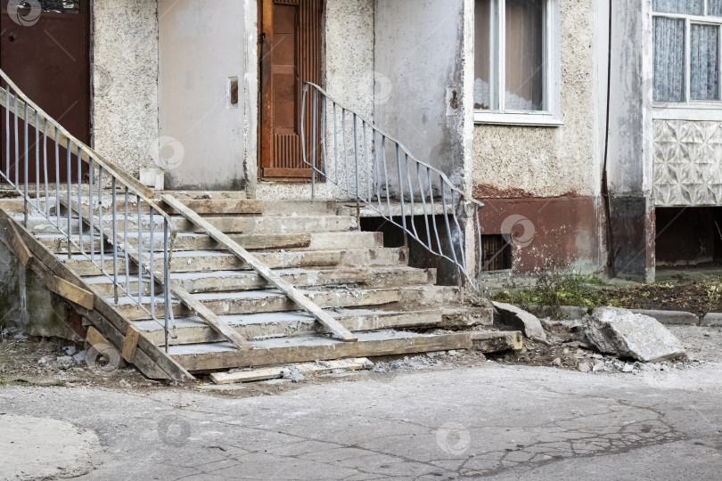 Скачать Ремонт старой лестницы в подъезде фотосток Ozero