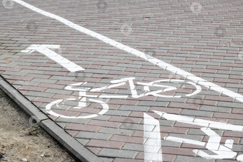Скачать Разметка велосипедной дорожки на тротуаре фотосток Ozero