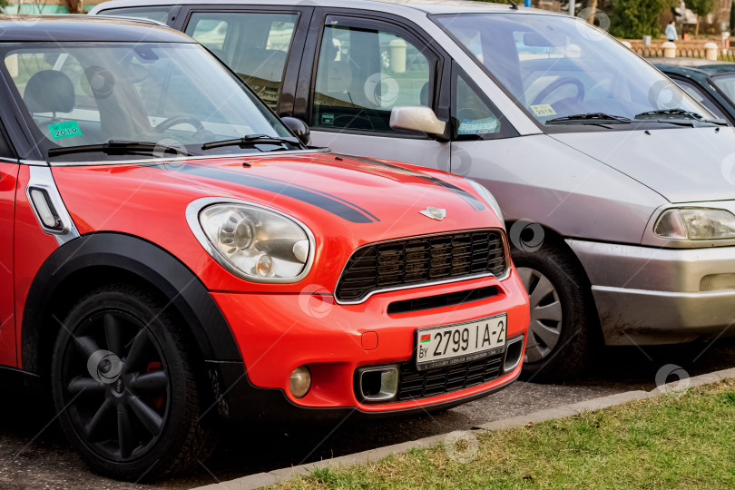 Скачать БЕЛАРУСЬ, НОВОПОЛОЦК - 14 ноября 2019 года: Красный mini cooper на стоянке фотосток Ozero