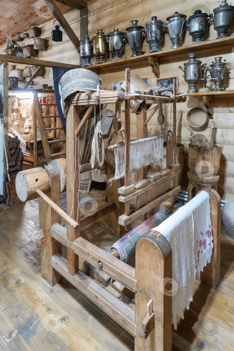 Скачать Старинный ткацкий деревянный станок. фотосток Ozero