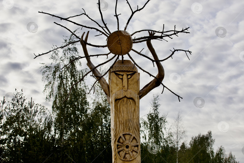 Скачать Идол бога Ра в виде деревянного истукана, фигурки стоит с солнцем. фотосток Ozero