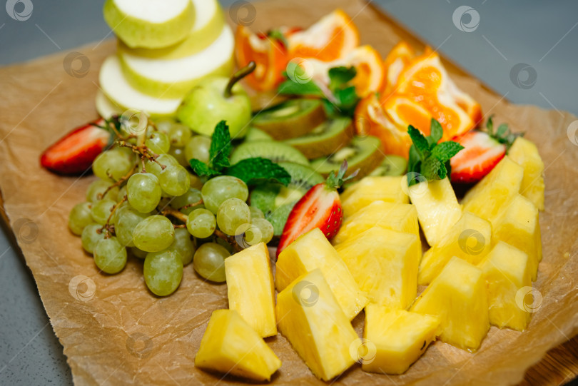 Скачать Блюдо из свежих фруктов для полезных перекусов фотосток Ozero