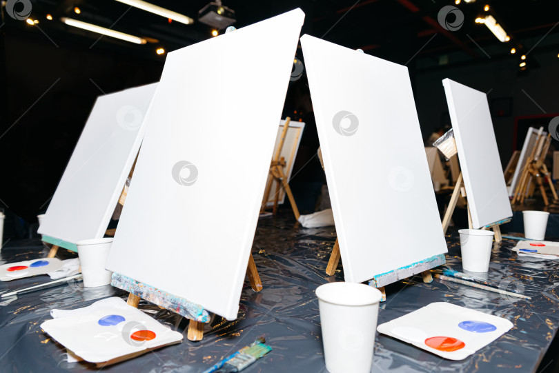 Скачать Мастер-класс по рисованию с чистыми холстами и красками фотосток Ozero