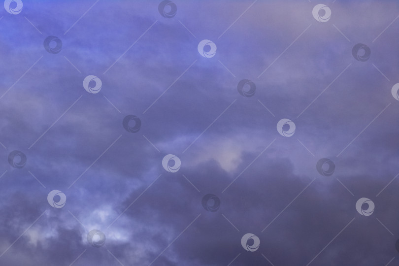 Скачать Голубые облака на небе с отблесками солнца фотосток Ozero