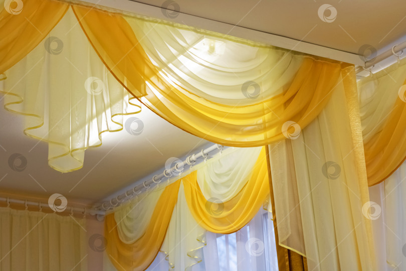 Скачать Декоративный нежный желтый тюль в комнате фотосток Ozero
