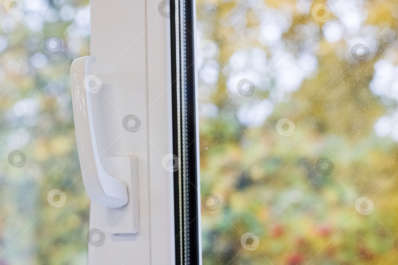 Скачать Открытое современное окно и желтые листья за окном фотосток Ozero
