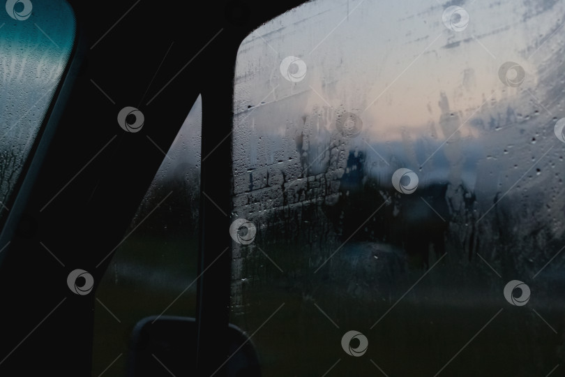 Скачать Боковое стекло автомобиля ночью с каплями дождя фотосток Ozero