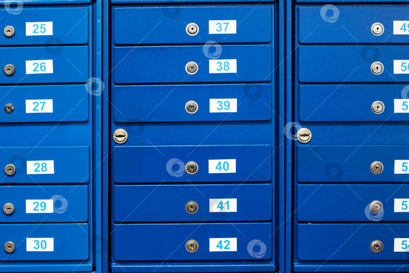 Скачать Синие почтовые ящики с номерами крупным планом, фон фотосток Ozero