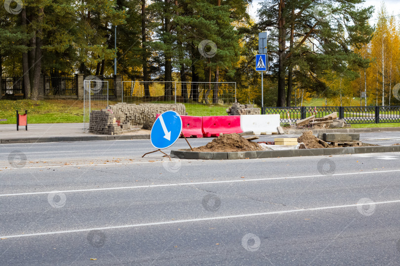 Скачать Строительные работы на дороге крупным планом фотосток Ozero