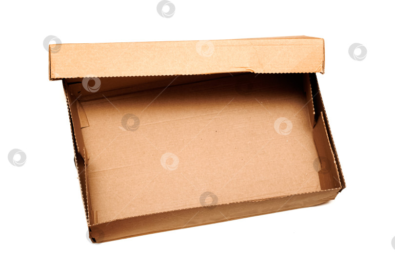 Скачать Открытая картонная коробка, выделенная на белом фоне фотосток Ozero