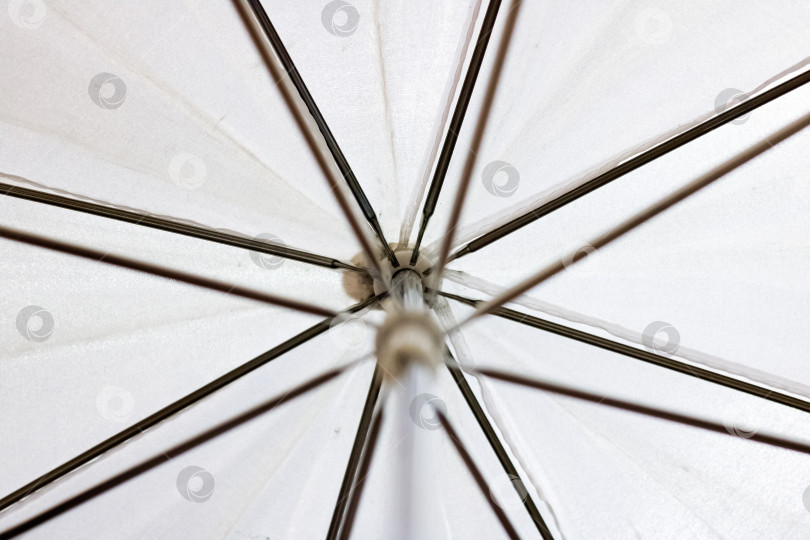 Скачать Белый зонт, вид снизу крупным планом, задний план фотосток Ozero