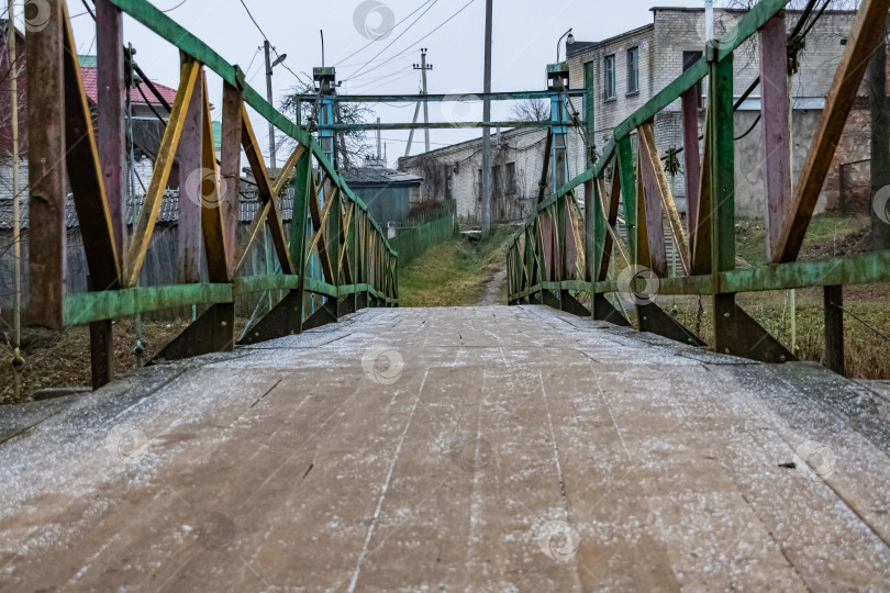 Скачать Старый заброшенный деревянный мост закрывают зимой фотосток Ozero