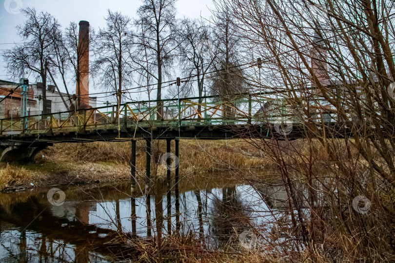Скачать Старый заброшенный деревянный мост закрывают зимой фотосток Ozero