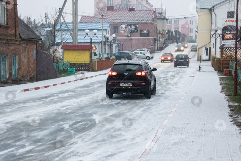 Скачать БЕЛАРУСЬ, ПОСТАВЫ - 10 октября 2019 года: Заснеженная дорога и автомобили фотосток Ozero