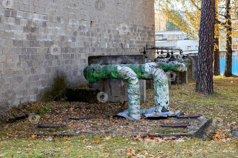 Скачать Старые водопроводные трубы среди желтых осенних листьев фотосток Ozero
