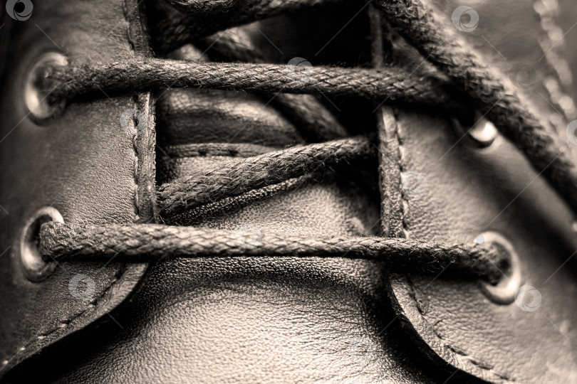 Скачать Шнурки на черных мужских ботинках крупным планом фотосток Ozero