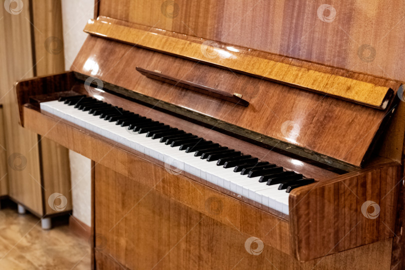 Скачать Большое коричневое деревянное пианино крупным планом в комнате фотосток Ozero