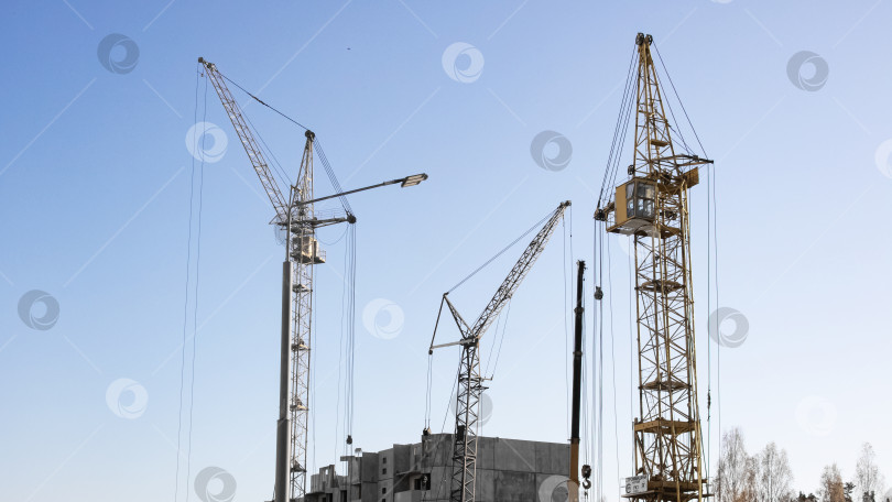 Скачать Строительство высотных домов и строительные краны крупным планом фотосток Ozero
