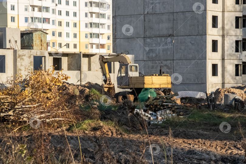 Скачать Экскаватор на строительной площадке и груды песка фотосток Ozero