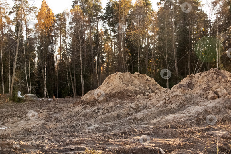 Скачать Груды песка на строительной площадке в лесу фотосток Ozero