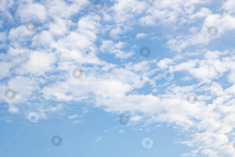 Скачать Белые облака в голубом небе крупным планом фотосток Ozero