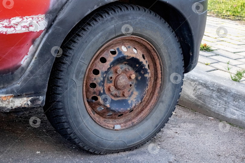 Скачать Крепление старого ржавого автомобильного колеса крупным планом фотосток Ozero