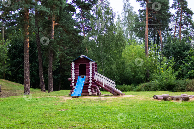 Скачать Детская площадка в летнем парке крупным планом фотосток Ozero