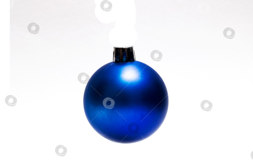 Скачать Синий рождественский шар, выделенный на белом фоне фотосток Ozero