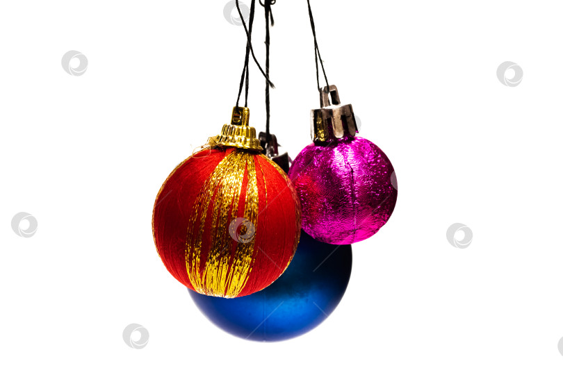 Скачать Три рождественских шара, изолированных на белом фоне фотосток Ozero