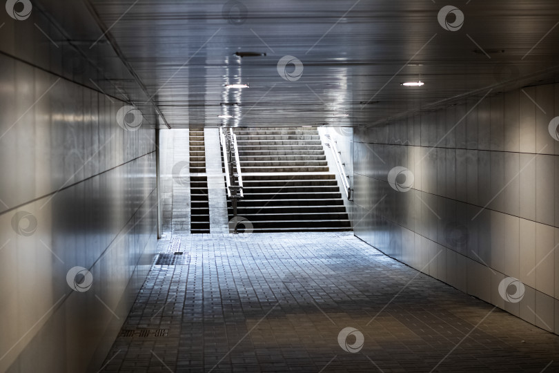 Скачать Выход из туннеля подземный переход и лестница в солнечном свете фотосток Ozero