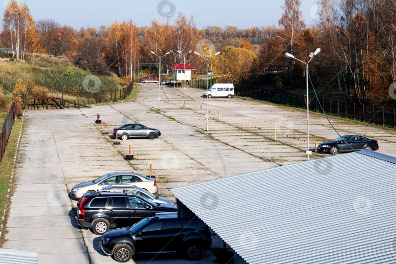 Скачать БЕЛАРУСЬ, НОВОПОЛОЦК - 16 октября 2019 года: Автомобили на большой пустой парковке фотосток Ozero