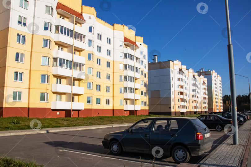 Скачать БЕЛАРУСЬ, НОВОПОЛОЦК - 16 октября 2019 года: Автомобили на пустой парковке возле дома фотосток Ozero