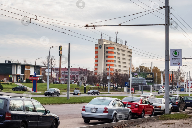 Скачать БЕЛАРУСЬ, ВИТЕБСК - 21 октября 2019 года: здание ресторана McDonald's фотосток Ozero