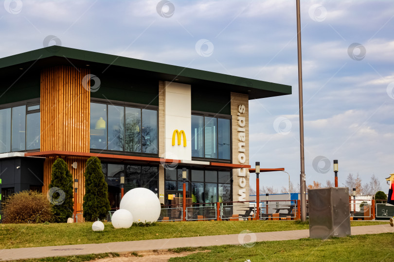 Скачать БЕЛАРУСЬ, ВИТЕБСК - 21 октября 2019 года: здание ресторана McDonald's фотосток Ozero