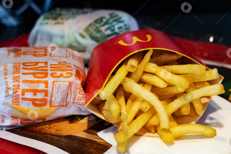 Скачать БЕЛАРУСЬ, ВИТЕБСК - 21 октября 2019 года: Картофель фри и чизбургер в mcdonalds фотосток Ozero