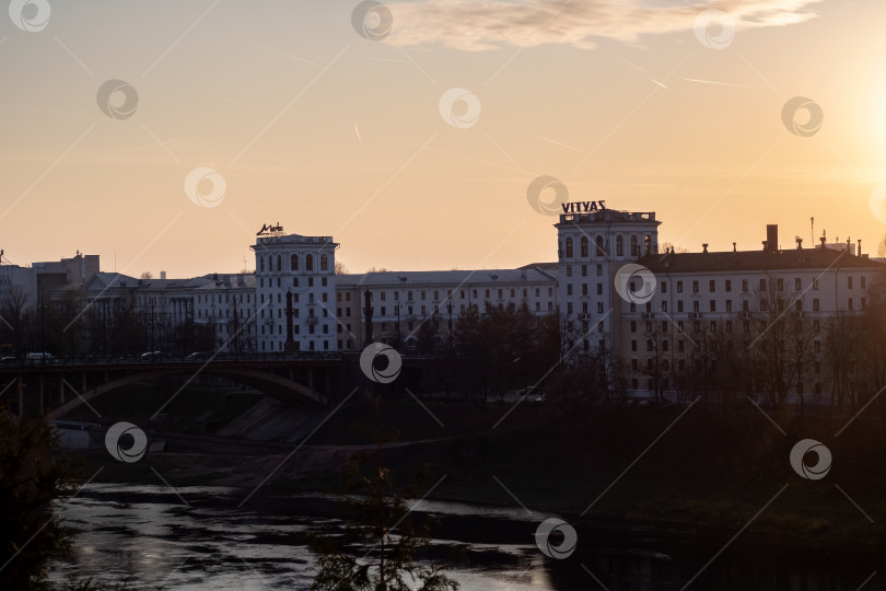 Скачать БЕЛАРУСЬ, ВИТЕБСК - 21 октября 2019 года: Вид на мост на закате фотосток Ozero