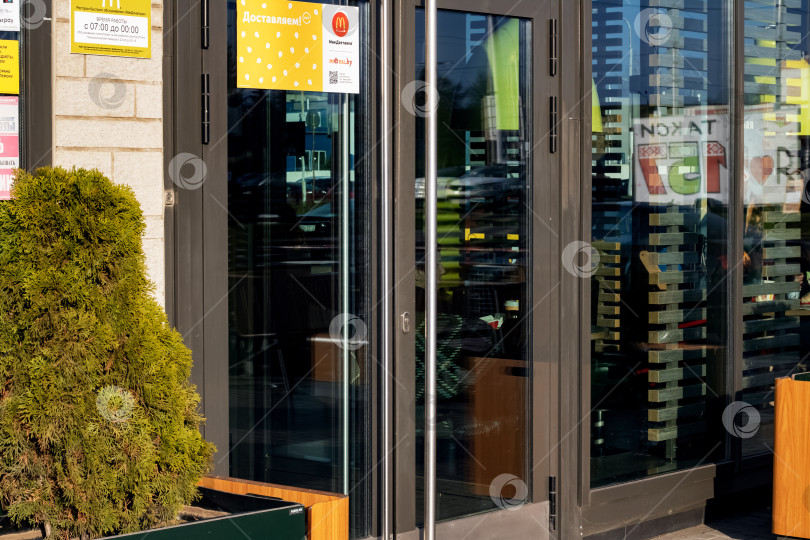 Скачать БЕЛАРУСЬ, ВИТЕБСК - 21 октября 2019 года: Стеклянная дверь входа в McDonald's фотосток Ozero