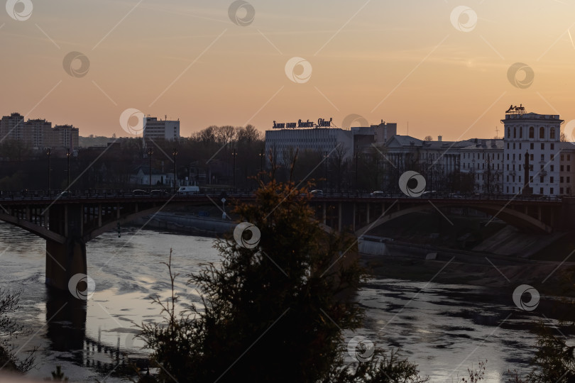 Скачать БЕЛАРУСЬ, ВИТЕБСК - 21 октября 2019 года: Вид на мост на закате фотосток Ozero