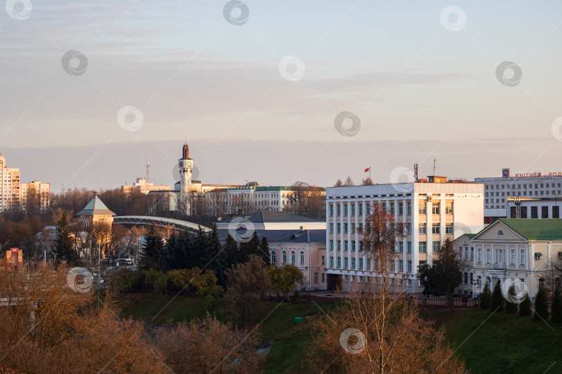 Скачать БЕЛАРУСЬ, ВИТЕБСК - 21 октября 2019 года: Вид на осенний город фотосток Ozero