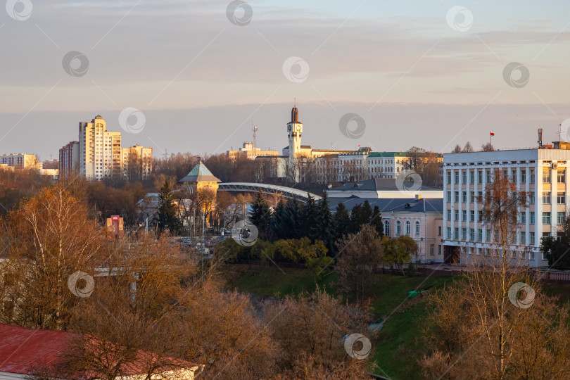 Скачать БЕЛАРУСЬ, ВИТЕБСК - 21 октября 2019 года: Вид на осенний город фотосток Ozero