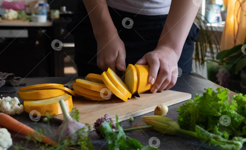 Скачать Приготовьте нарезку кабачков кабачковыми палочками. Закрыть. фотосток Ozero