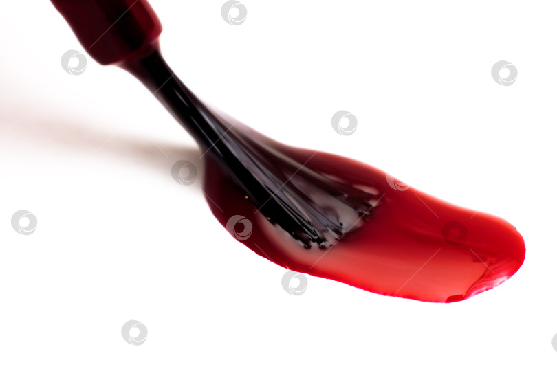 Скачать Мазок кистью с красным лаком для ногтей, изолированный фотосток Ozero