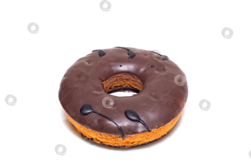 Скачать Пончик с шоколадной глазурью, изолят на белом фоне фотосток Ozero