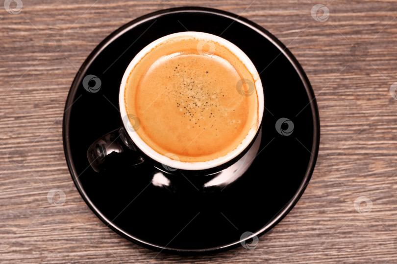 Скачать Черная чашка кофе на деревянном столе фотосток Ozero