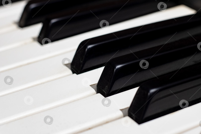 Скачать Клавиши пианино крупным планом, вид сверху, фон фотосток Ozero
